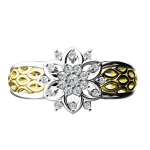 Un anillo impresionante y único que cuenta con un grupo de diamantes en forma de flor en el centro engastado en oro de 14K