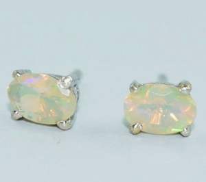 Boucles d'oreilles en opale éthiopienne véritable à facettes Bijoux en argent en gros avec un look élégant et un design classique - Product Image 1