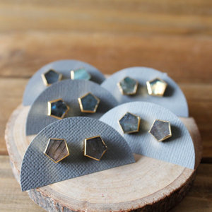 Pendientes Clásicos de Plata de Ley con Labradorita Natural para Regalos de Compromiso y Boda - Product Image 3