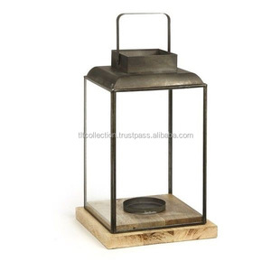 Linterna de hierro negro con Base de madera, acabado antiguo - Product Image 1