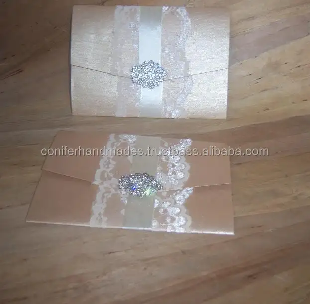 Invitaciones de boda plegables de bolsillo de papel hecho a mano metálico de color visón con encaje vintage y broches junto con insertos impresos