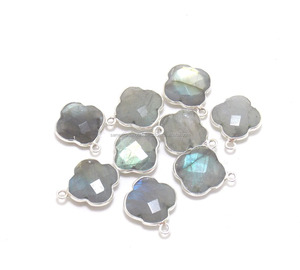 พลอยลาบราดอไรต์ธรรมชาติพร้อมขั้วต่อฝาปิดสองใบรูปใบโคลเวอร์ดีไซน์แบบแฮนด์เมดชุบทอง - Product Image 3