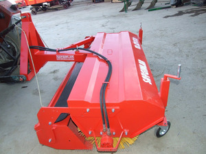 เครื่องกวาดถนนติดรถแทรกเตอร์สีแดง ยี่ห้อ Sayginlar สภาพใหม่ พร้อมถังเก็บขยะที่มีประสิทธิภาพ ได้รับการรับรองมาตรฐาน CE และ ISO - Product Image 3