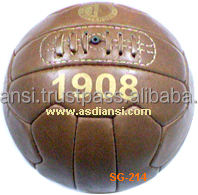 Ballons de rugby et de football américains antiques Gants en cuir vintage pour baseball et boxe Équipement de sport d'époque rétro - Product Image 5