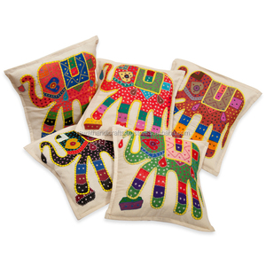 Vente en gros Nouveau décor brodé Boho fait à la main housse de coussin en lin carré tissu de coton avec beau travail pour l'ameublement de la maison - Product Image 1