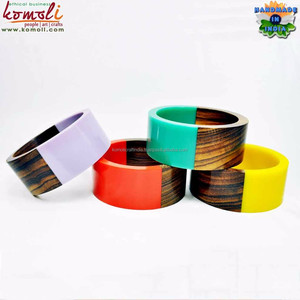 Brazalete y puños de combinación de madera y resina de diseño personalizado en cualquier color - Product Image 3