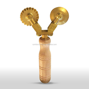 Cortador de Pasta y Ravioles Doble, 2 Cuchillas Separadas, 1 Festoneada y 1 Lisa, Mango de Madera Natural Atemporal y Duradero - Product Image 1