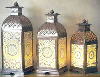 Pilier de lanterne en métal marocain porte-bougie lampe de luxe en cuivre Antique en verre bleu lanternes pour la décoration de la maison