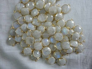 Arcoíris-piedra lunar Oval Briollete, bisel chapado en oro, conector de Plata de Ley 925, Gema - Product Image 3