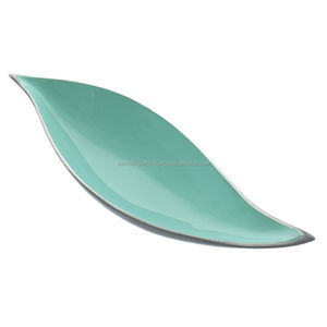 Plateau élégant en forme de feuille verte avec finition en émail parfait pour servir des collations ou une décoration de table Accent de maison moderne - Product Image 1