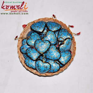 Adorno Navideño de Papel Maché Pintado a Mano, Corazón Negro de Madera con Diseño de Hojas, Corazones de Madera, Decoraciones Navideñas - Product Image 3