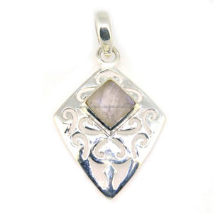 Pendentif unique tendance en argent sterling avec pierre de lune arc-en-ciel taille princesse pour mariage unisexe Casa De Plata - Product Image 1