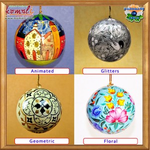 Adorno Navideño Pintado a Mano de la Tierra, Bola Decorativa de Papel Maché - Product Image 5