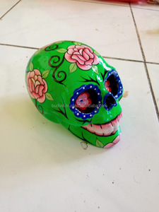 Estatuilla de resina abstracta Tribal pintada a mano inspirada en el uso en interiores de Anime presenta calaveras artificiales y adorno de flores - Product Image 3