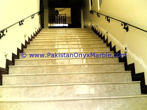 บันไดหินอ่อนดีไซน์ทันสมัยพร้อมขั้นบันไดไม้สักพม่า สีเบจ ดำ และทอง สำหรับตกแต่งบ้านและสำนักงาน ใช้ภายในอาคาร - Product Image 6