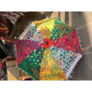 Vente en gros de parapluie pliable léger en nylon brodé indien pare-soleil pour adultes Design décoratif classique pour salles de mariage - Product Image 3