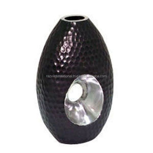 Vase en métal design martelé en aluminium enduit de poudre noire avec motif de fleurs - Product Image 1