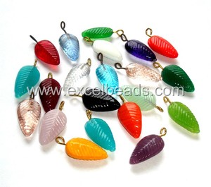 Pendentifs en verre soufflé à la main de qualité supérieure en rouge, vert et bleu pour la fabrication de bijoux décoratifs et la suspension, par Excel Exports - Product Image 4