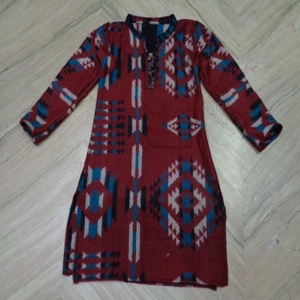 Poncho d'hiver pour femmes en laine acrylique avec col à capuche - Product Image 1