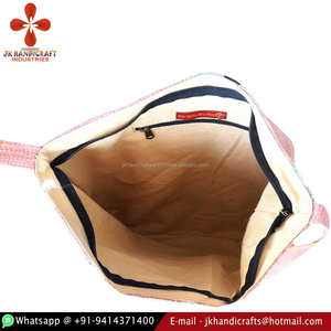 Bolso de cuerpo cruzado con correa ajustable de tela Sari kantha con diseño impreso de algodón indio - Product Image 2