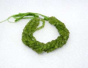 Cuentas de piedras preciosas sueltas con forma de peridoto Heishi de 4mm naturales, Color verde para hacer joyas increíbles de alta calidad - Product Image 5