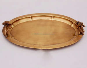 Bandeja de metal de latón con asas florales Acabado antiguo de latón - Product Image 1