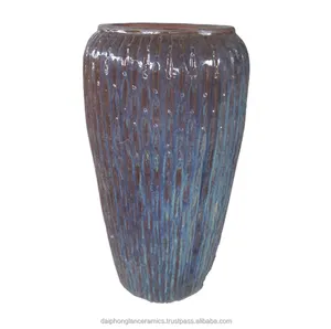 Hohe fallende braun blaue Keramik-Pflanz gefäße im Freien, Keramik topf