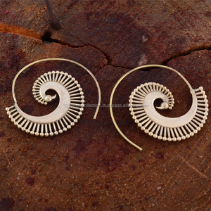 Indio latón hecho a mano diseño de espiral Tribal latón pendientes - Product Image 2