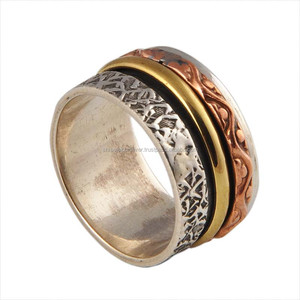 Anillo giratorio de meditación y antiestrés de plata de ley 925 clásico de tres tonos con textura de metal mixto (cobre y latón) para mujer, ideal para fiestas. - Product Image 1