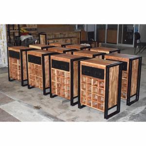 Table d'appoint de lit à deux tiroirs de style traditionnel indien Mobilier artisanal en bois de manguier brut et en métal pour la maison et les chambres d'hôtel - Product Image 1