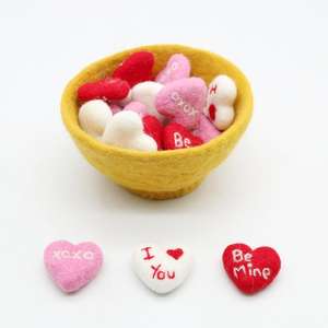 FCS-019 Écologique Feutre Coeurs avec Lettre Décor À La Maison et Accessoires De Noël Artisanat Main Feutrée par Artisanes du Népal - Product Image 2