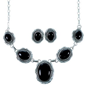 Ensemble collier et boucles d'oreilles traditionnel en argent 925 avec finition antique et onyx noir naturel, fabriqué par un fabricant de bijoux - Product Image 1