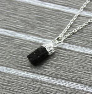 Collier pendentif brut en Tourmaline noir avec chaîne et plaqué en argent, vente en gros, 10 pièces - Product Image 1