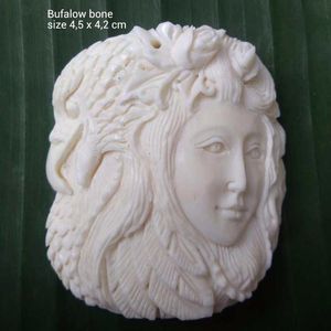 Colgante tallado de hueso de buey de Bali - Product Image 1