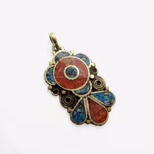 Thiết Kế Cổ Điển Red Coral & Turquoise Inlay Mặt Dây Chuyền Kim Loại Bạc Tây Tạng Từ Sản Xuất Tại Nepal SIER0482