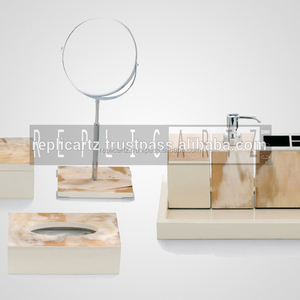 Ensemble d'accessoires de salle de bain Art Déco en bois de luxe : Miroir, Distributeur de savon, Boîte à mouchoirs, Plateau de rangement – Décoration élégante pour comptoir de vanité - Product Image 1