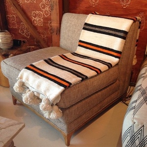 Manta de Pompones Tejida a Mano CR7, 100% Lana, Tejida y Bordada, Portátil para el Hogar, Viajes, Picnic o Uso en Hoteles - Product Image 1