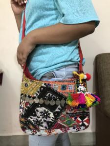 Bolso de Hombro Indio de Jaipur con Bordado de Espejo, Tela con Forro de Algodón y Diseño de Patchwork - Product Image 2