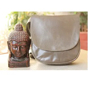 Petit sac à bandoulière personnalisé en cuir véritable pour femmes Sacs à main à bandoulière minimalistes au design léger de tous les jours - Product Image 1