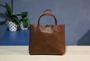 Grand sac fourre-tout en cuir marron fait à la main AM-0001 Accessoire élégant pour femmes Motif bonbon Deux poignées Cuir Markhor - Product Image 5