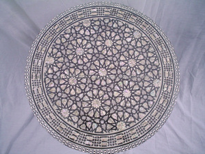 Table sur Table blanche avec la mère de la perle W9, Table arabe ronde artisanale incrustée à la main - Product Image 3