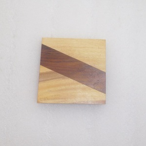 Ensemble de 4 sous-verres carrés en bois naturel bicolores de style classique - Product Image 1