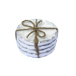 Dessous de verre de tasse de thé de marbre blanc écologique de forme ronde avec des bords ébréchés martelés par feuille d'argent - Product Image 1