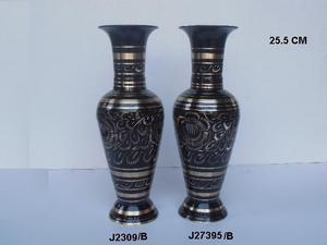 Vases traditionnels indiens en métal moulé en laiton avec peinture noire, décor de maison traditionnel indien - Product Image 5