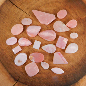 Lot en gros de 50 grammes de pierres précieuses Ishu, opale rose naturelle de qualité AA, formes mélangées, cabochons, pierres brutes, origine PE - Product Image 2