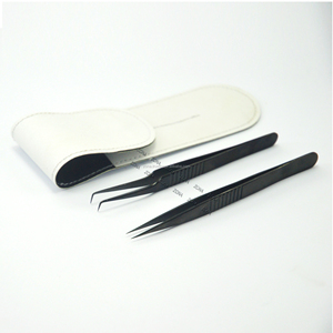 Pince à cils de précision noire à logo personnalisé, manche dentelé, droite et courbée, lot de 2 pinces à cils - Product Image 3