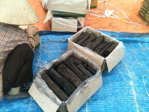 Briquettes de charbon noir en bois dur naturel à faible teneur en cendres en bâton pour barbecue et shisha motif enduit de noix de coco - Product Image 4