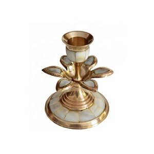 "Exquisito candelabro de flores de latón metálico para decoración del hogar" - Product Image 1
