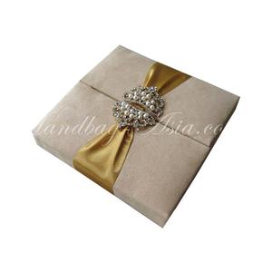 Boîte d'invitation de mariage en daim tan faite à la main décoration artisanale de style moderne pour votre journée spéciale - Product Image 1