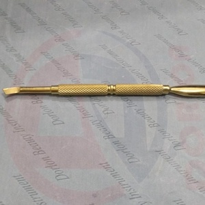 Empujador de uñas y cutículas con agarre chapado en oro, limpiador de uñas para arte de uñas - Product Image 1